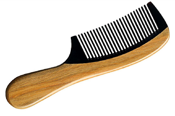 梳子用什么材质对头发好 梳子用檀木好还是桃木好