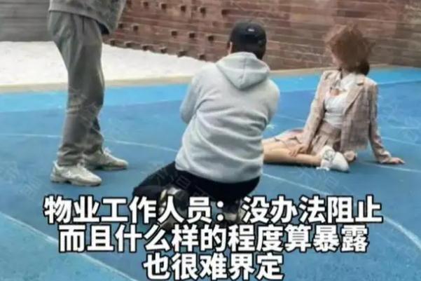 小区网红裸背拍照宝妈担心带坏孩子 网红是什么意思