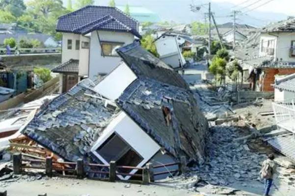 现场：日本强震后公路裂开50米长缝 地震对建筑物的影响