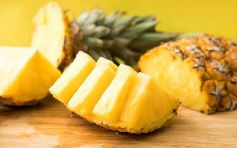 切开的菠萝头怎么养成菠萝(菠萝可以切了直接吃吗)