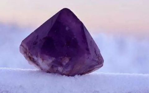 紫水晶浅紫色和深紫色有什么区别(什么样的紫水晶是好的紫水晶)