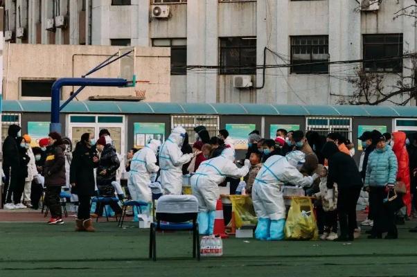 北京新增8例感染者中3人为同班同学 新冠肺炎症状的早期表现会头疼吗