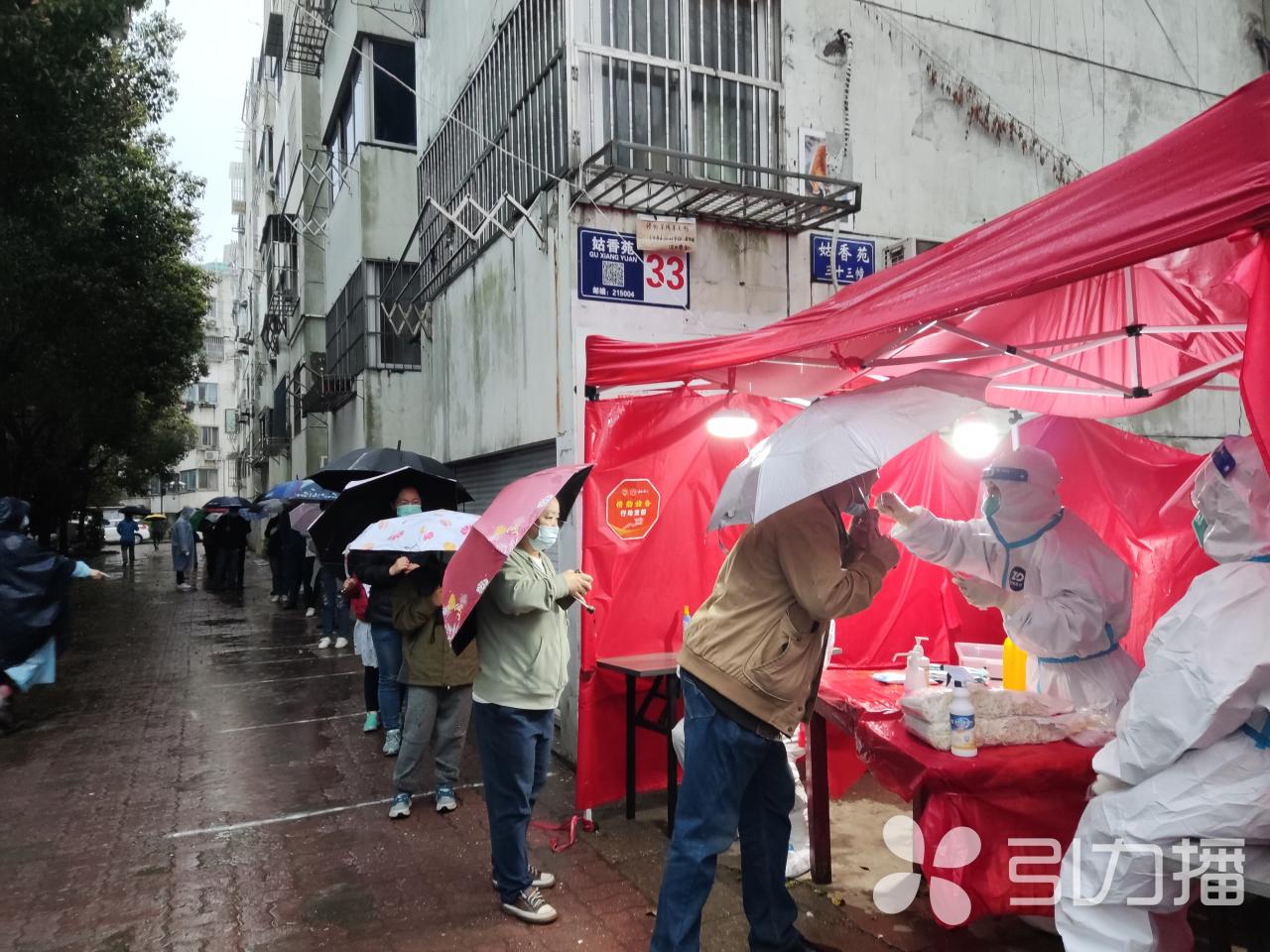 加固采样棚，设置防雨围挡，吴门桥街道29个社区有序开展核酸检测