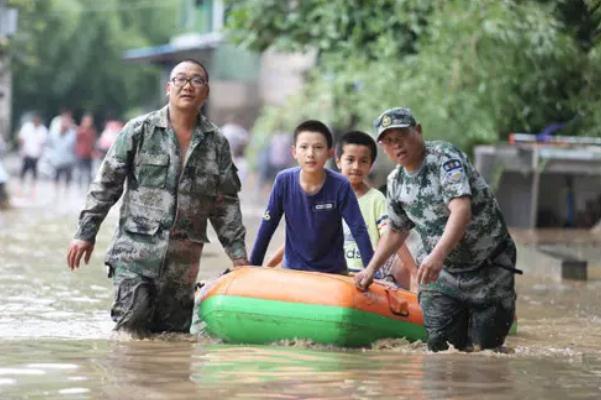 实拍重庆大风暴雨有人险被“吹飞” 暴雨的预警信号有几种