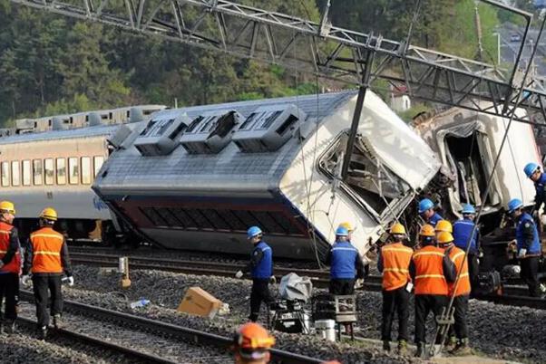 大秦铁路货运火车脱线无人员伤亡 火车要提前多久到站检票