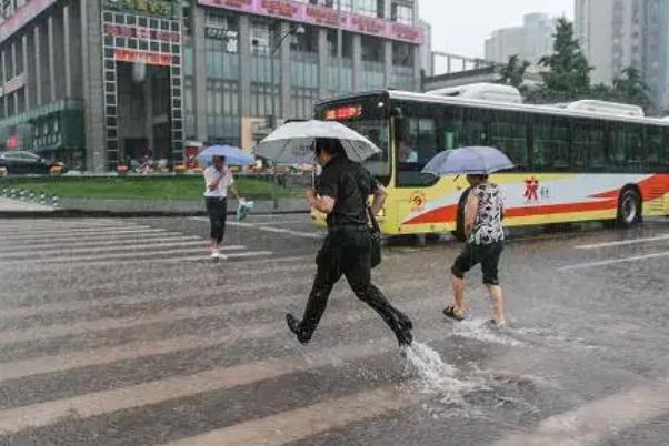 实拍重庆大风暴雨有人险被“吹飞” 暴雨的预警信号有几种