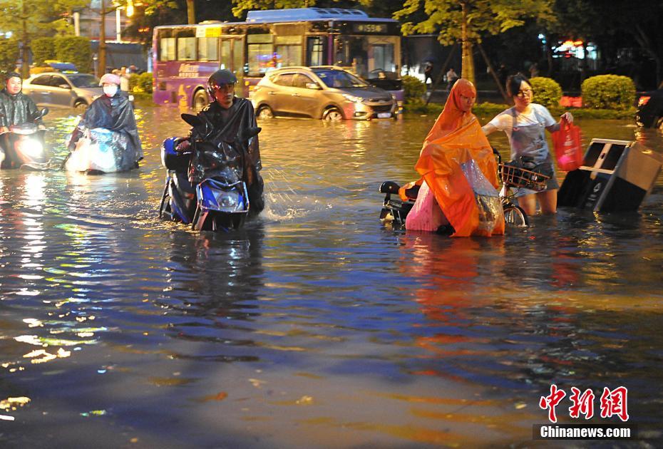 福州遭暴雨侵袭：路面积水严重，具体是什么情况？