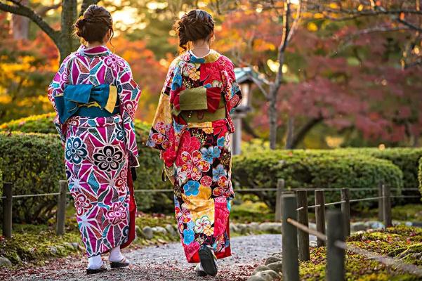 女子公园内穿和服拍照遭路人围劝 和服是哪个国家的服装