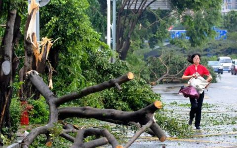 四川13级大风造成20人受伤直击现场需要注意什么？