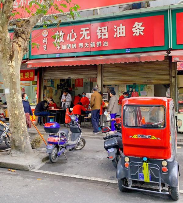 葱油饼、油条、面馆，三个上海老牌小吃店的复市准备