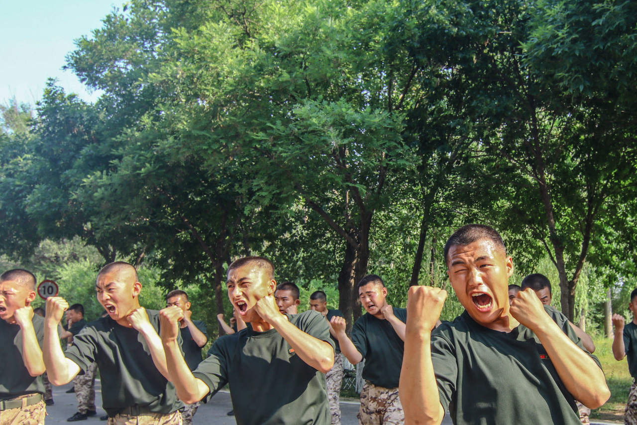 血性十足！直击武警官兵擒敌训练