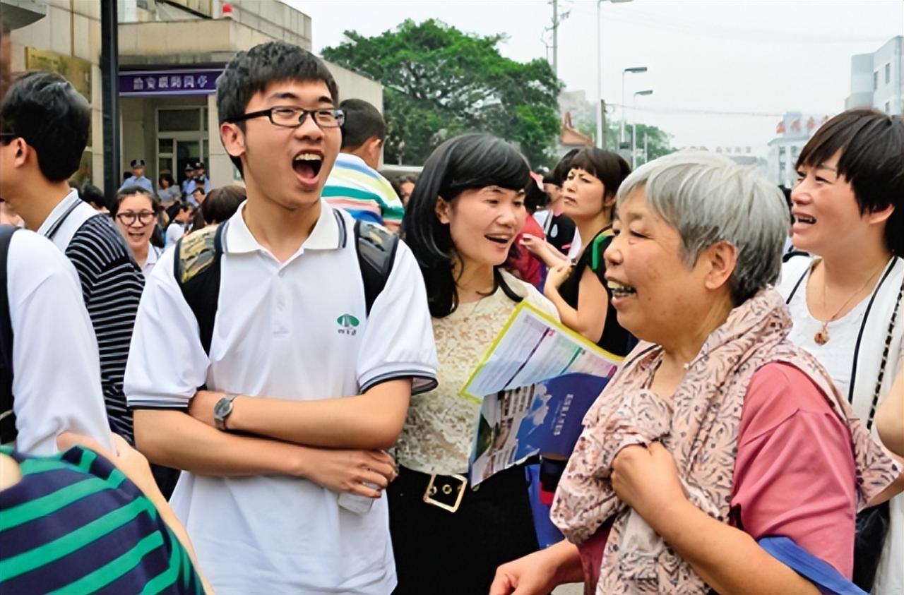 “2022高考”是近40年最简单一次？人数减少难度降低，但难易未知