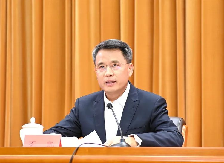 辞去职务2天后，原市长官宣落马