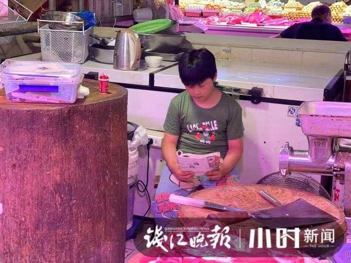 去年六一在杭州肉摊前看书的男孩怎样了？小店店主的孩子原来是这样的孩子啊